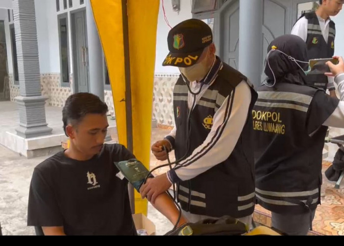 Tim Dokes Polres Lumajang Gelar Pemeriksaan Kesehatan Gratis untuk Pengungsi dan Relawan