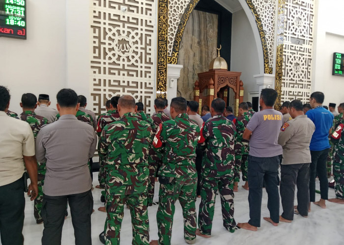 Kebersamaan di Tengah Aksi Demo di Mapolresta Sidoarjo