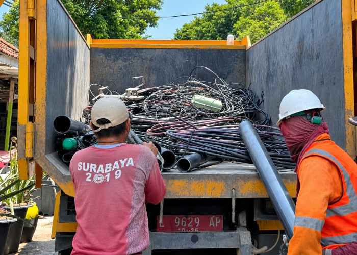 Puluhan Tiang dan Kabel Utilitas tanpa Izin di 23 Ruas Jalan Surabaya Dibongkar