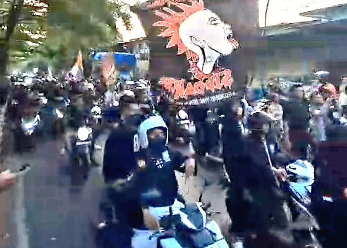Iring-iringan massa PSHT arus bawah mengendarai sepeda motor sambil membawa atribut organisasi menuju Jalan Pandegiling Surabaya. (Foto: Oskario Udayana)
