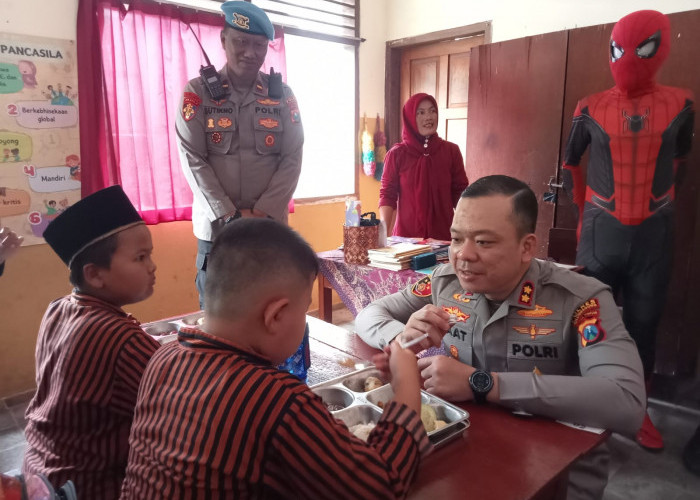 Kapolres AKBP Taat Turun Langsung ke SD, Pastikan Penyaluran MBG SPPG 2 Polres Tulungagung Berjalan Mulus