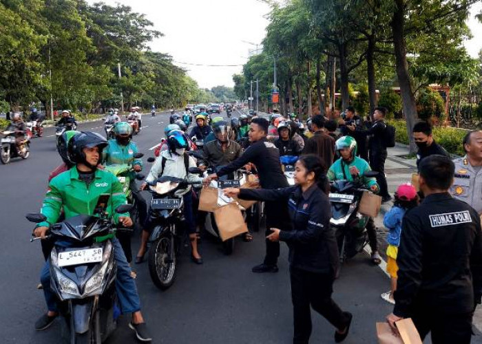 Bidhumas Polda Jatim Bagikan Ratusan Takjil ke Pengguna Jalan