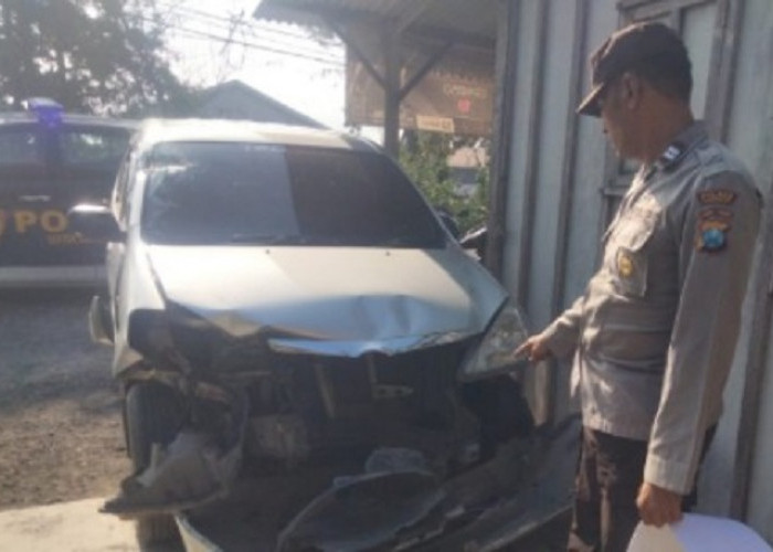 Pengemudi Mengantuk, Mobil Hantam Motor Parkir di Karanggeneng Lamongan
