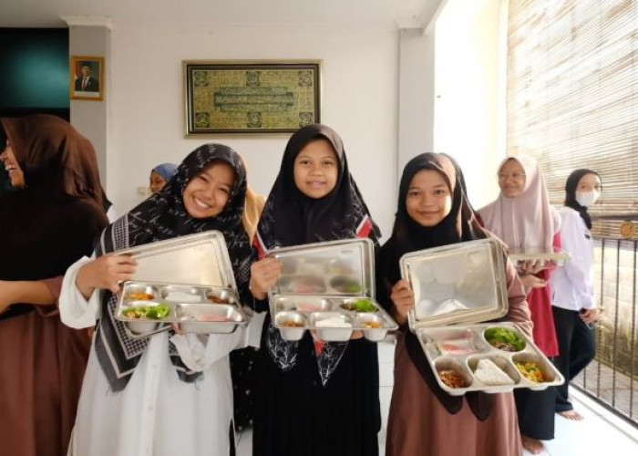 Santri Karanganyar Sambut Hangat P,rogram MBG Harapan Baru di Pesantren