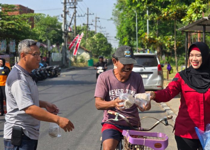 Polsek Waru Gelar Jumat Berkah, Bagikan Ratusan Paket Nasi dan Air Minum untuk Masyarakat