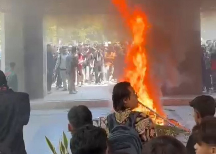 Tolak Pelantikan Rektor Muzakki, Mahasiswa UINSA  Bakar Karangan Bunga, 