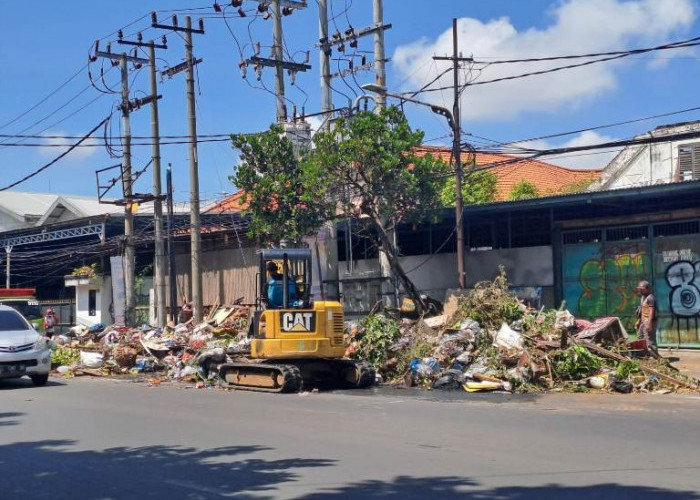 Tutupi Badan Jalan, Sampah di Pandegiling Dibersihkan: Lurah Akui Tak Punya Satgas dan Armada