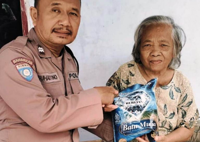 Bhabinkamtibmas Polsek Mojoroto Salurkan Beras Untuk Lansia Di Kelurahan Dermo Kota Kediri