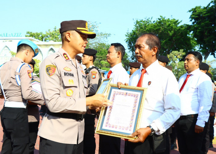 Polres Gresik Apresiasi 34 Personel Berprestasi, Kapolres: Jadikan Motivasi Tingkatkan Kinerja