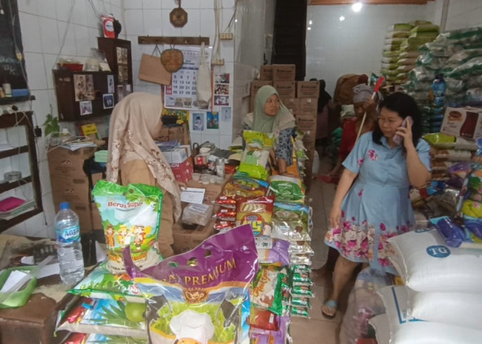 Harga Beras di Surabaya Mulai Turun, Warga Antre Membeli 