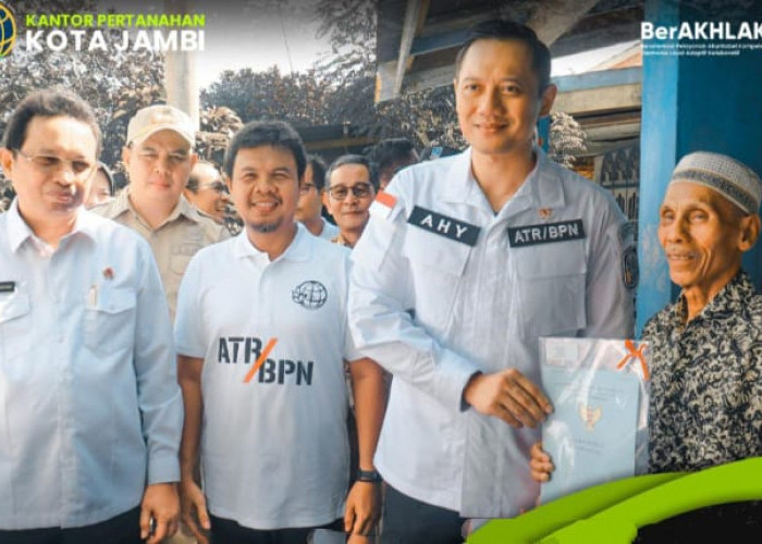 Menteri ATR/Kepala BPN Serahkan Sertipikat Tanah kepada Masyarakat Sijenjang, Kota Jambi