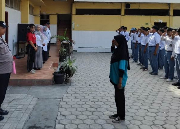 Polsek Sukomanunggal Sambangi SMK Siang Surabaya, Sampaikan Pesan Kamtibmas Terkait Demo Rusuh