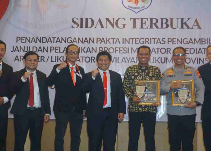 Polda Jatim Raih Penghargaan Yuris Indonesia Award sebagai Fasilitator Sosialisasi Restorative Justice