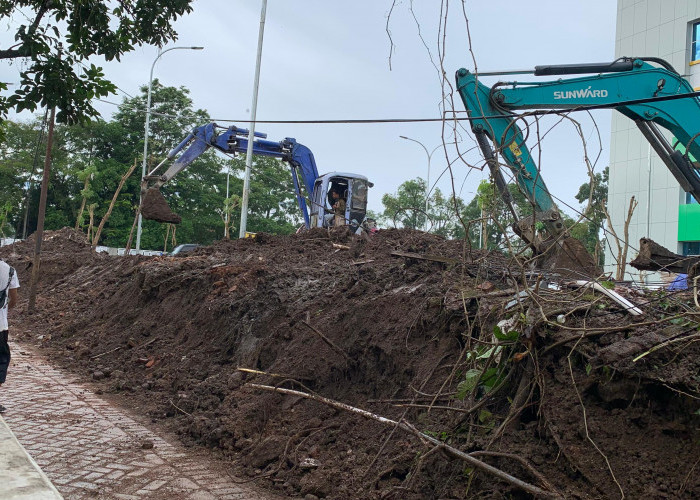 Hujan Deras Picu Tembok Tua RS Unej Roboh, Akses Jalan Terhalang