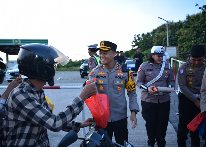 Polres Gresik Gelar Kenduri Takjil Bumi Wali Bikin Pengendara Sumringah