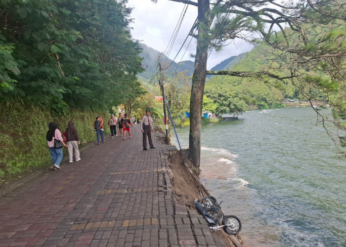 Talud Sarangan Ambrol, Sejumlah Motor Wisatawan Terjebur Telaga