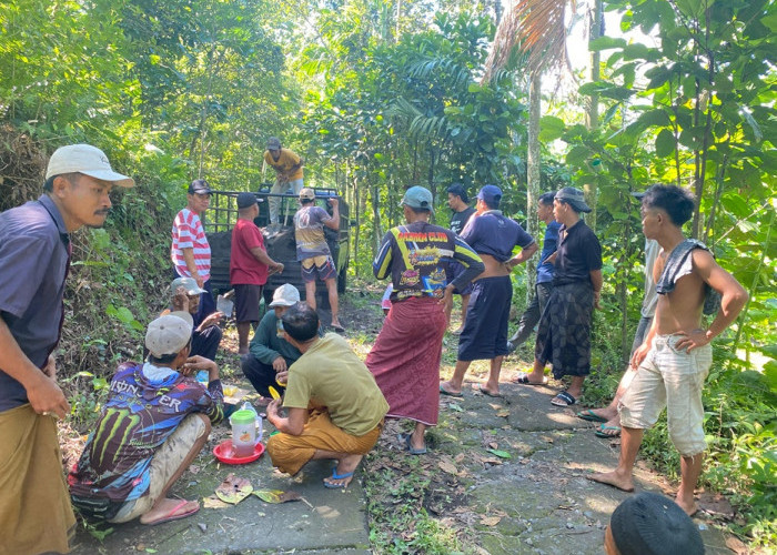 Warga Desa Alun Alun Ranuyoso Kompak Gotong Royong Perbaiki Jalan Penghubung Dusun