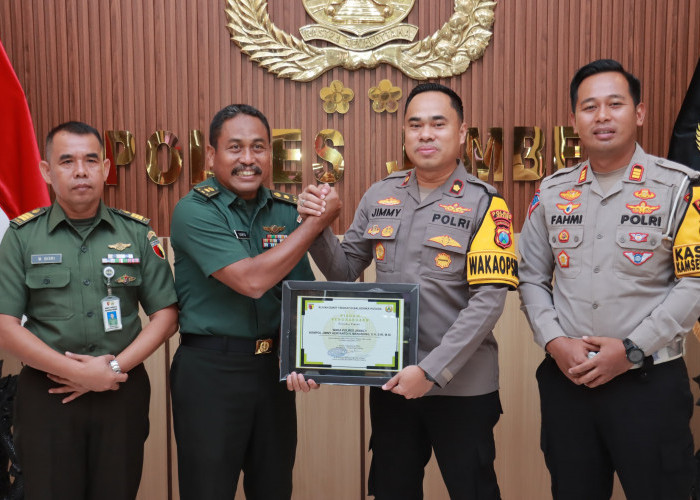 Tanggap Laka Lantas, Wakapolres Jember dan Kasat Lantas Terima Penghargaan dari RS Baladhika Husada