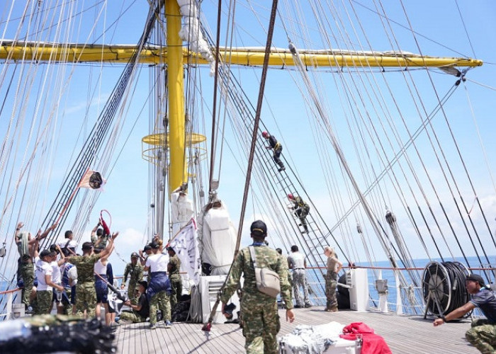 Di Tengah Pelayaran, KRI Bima Suci Uji Ketangkasan Kebaharian Taruna Korps Pelaut dan Kadet APCS 2026