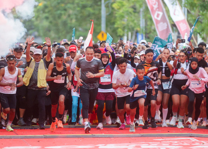 Eri Cahyadi Ikut Lari 5K Bersama 3.700 Peserta JConnect Run 2026, Bank Jatim Serahkan Bantuan Ekskavator