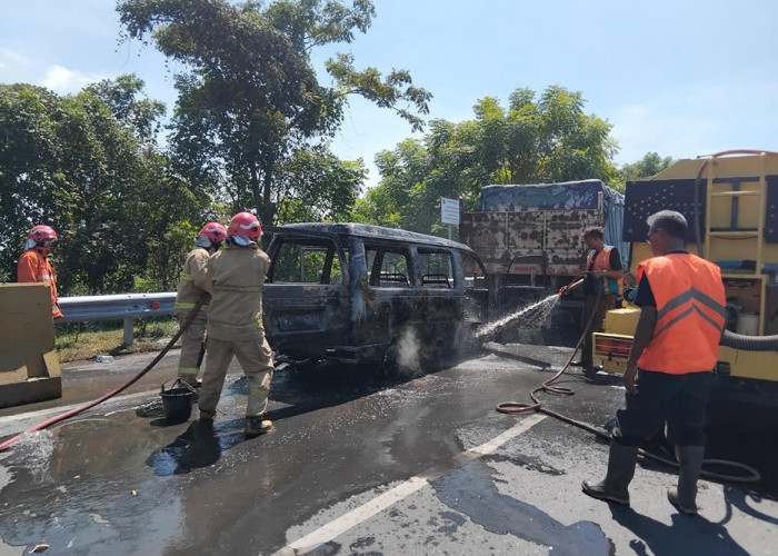 Suzuki Carry Terbakar di Tol Kebomas Gresik Diduga Akibat Korsleting, Sempat Terjadi Ledakan