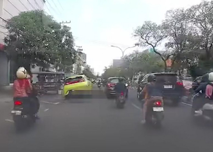 Dashcam Rekam Pelajar Perempuan Jatuh dari Motor lalu Terlindas Mobil di Kedungdoro
