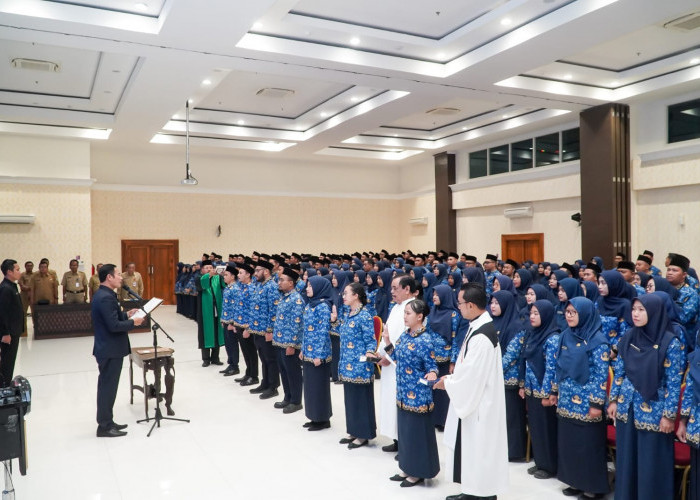  Jelang Akhir Masa Jabatan, Bupati Lamongan Lantik Empat Ratus PNS Fungsional 