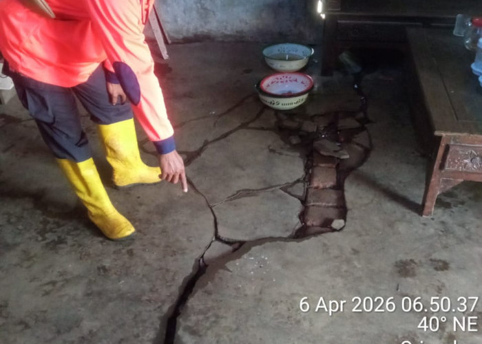 Cuaca Ekstrem Terjang Dampit, Satu Rumah Rusak Parah Akibat Puting Beliung dan Tanah Retak