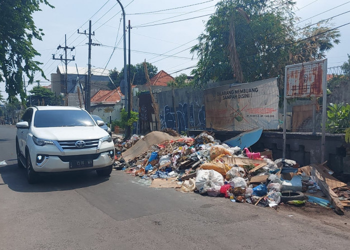 Tumpukan Sampah Menggunung di Jalan Teuku Umar