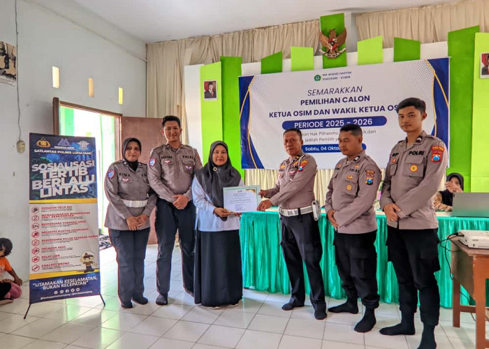 Polantas Menyapa, Satlantas Polres Lumajang Sosialisasikan Tertib Lalu Lintas di Ponpes Wahid Hasyim Kunir