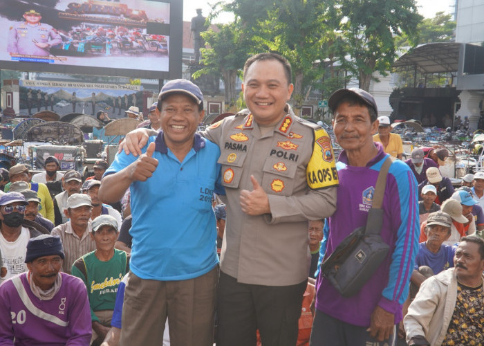 Pupuk Kebersamaan, Kapolrestabes Surabaya Ajak Sarapan dan Bagikan Paket Sembako ke Tukang Becak