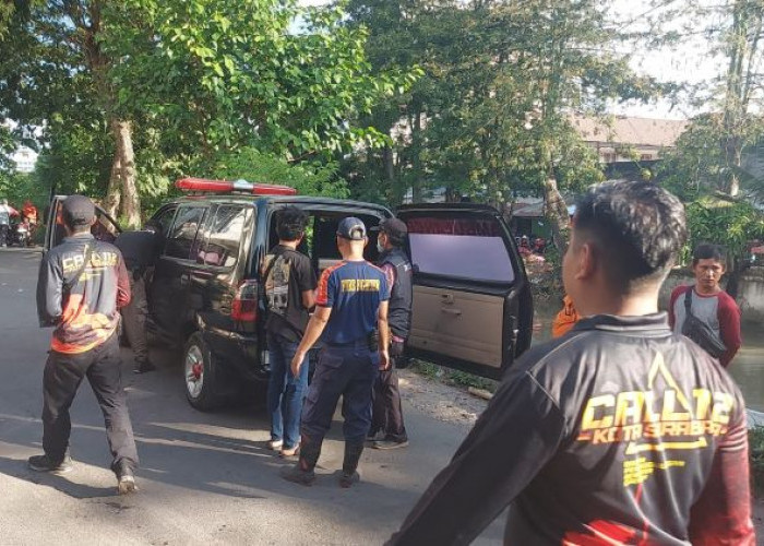 Wanita Tanpa Identitas Ditemukan Mengapung di Kalimas Jalan Karet Surabaya