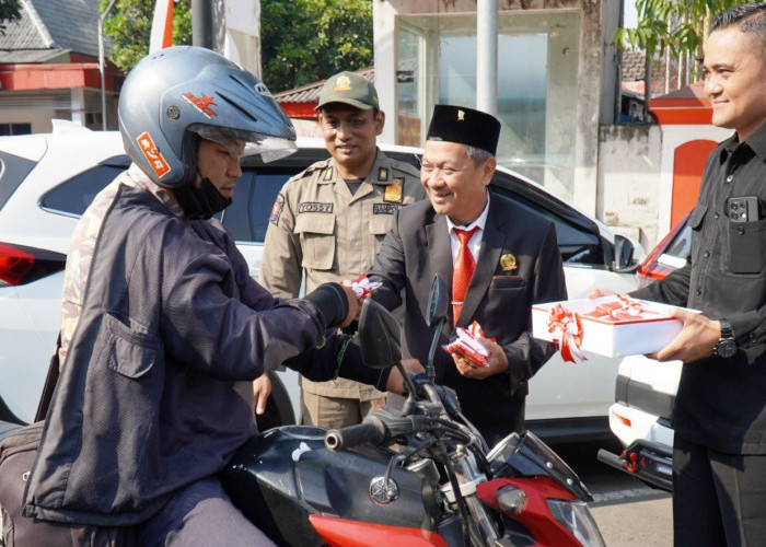 DPRD Kota Blitar Gelar Acara Dengar Pidato Kenegaraan Presiden RI, Diselingi Bagikan Bendera ke Pengendara