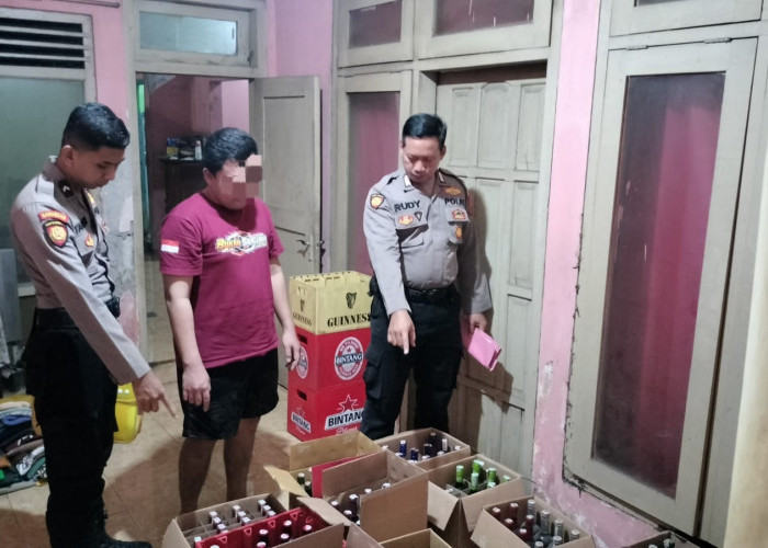 Jelang Nataru, Polres Gresik Amankan Ratusan Botol Miras di Menganti