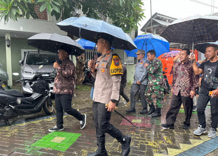 Diguyur Hujan, Polres Gresik Bersama Forkopimda Tinjau TPS demi Keamanan dan Kelancaran Pemilu 2024