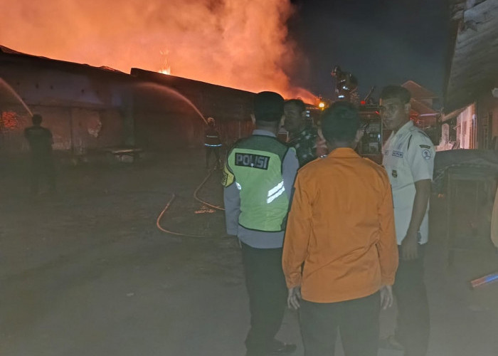 Gudang Mebel Dekat Jalan Raya di Pasuruan Terbakar