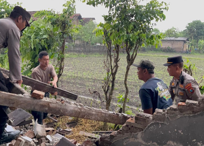 Polisi Gerak Cepat Bantu Korban Puting Beliung di Sumbergempol 