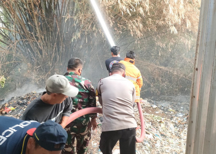 Lahan Rumpun Bambu di Geneng Terbakar, Polisi Ngawi dan Damkar Gerak Cepat Cegah Api Meluas