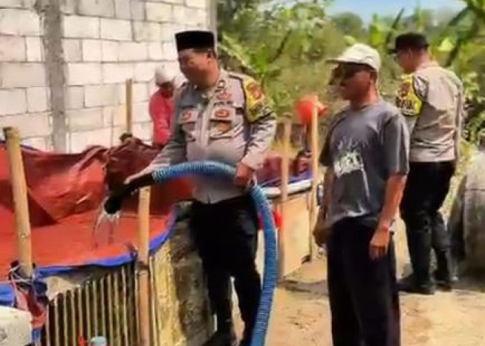 Polsek Ngawi Kota Bersama Komunitas Polri DTT SMDE 2000 Salurkan Air Bersih untuk Warga Banyuurip