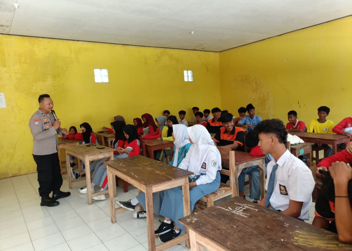 Bhabinkamtibmas Desa Jogorogo Sosialisasikan Anti Bullying di SMK PGRI 8 Ngawi
