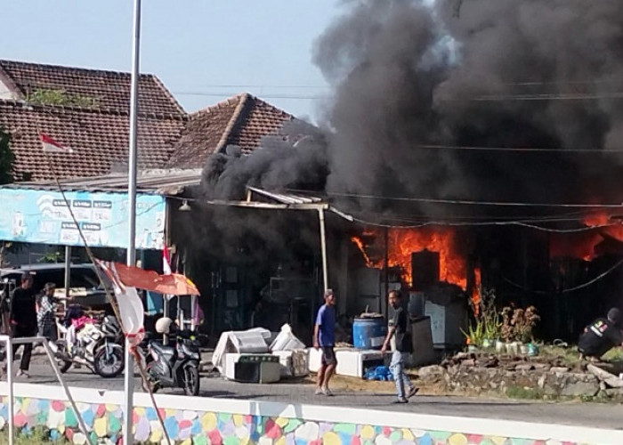 Gegara Bakar Sampah, Rumah Servis Elektronik dan Laundry di Pandaan Pasuruan Jadi Arang