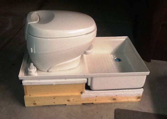 Terjebak Macet 8 Jam Tanpa Toilet? Ini Tips Memilih Portable Toilet untuk Mobil