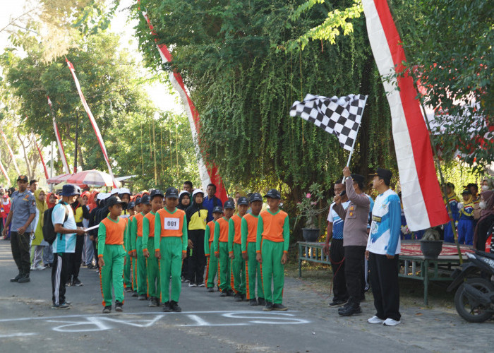 Kapolsek Pimpin Pengamanan Gerak Jalan Kecamatan Padangan