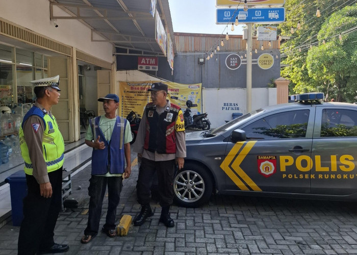 Jaga Kondusivitas Wilayah, Polsek Rungkut Gelar Patroli Kota Presisi dan Dialogis di Pusat Perbelanjaan