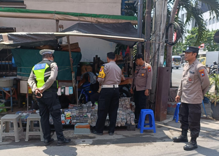Antisipasi Kejahatan 3C, Polsek Bubutan Patroli dan Sosialisasi Layanan 110 di Pasar Turi