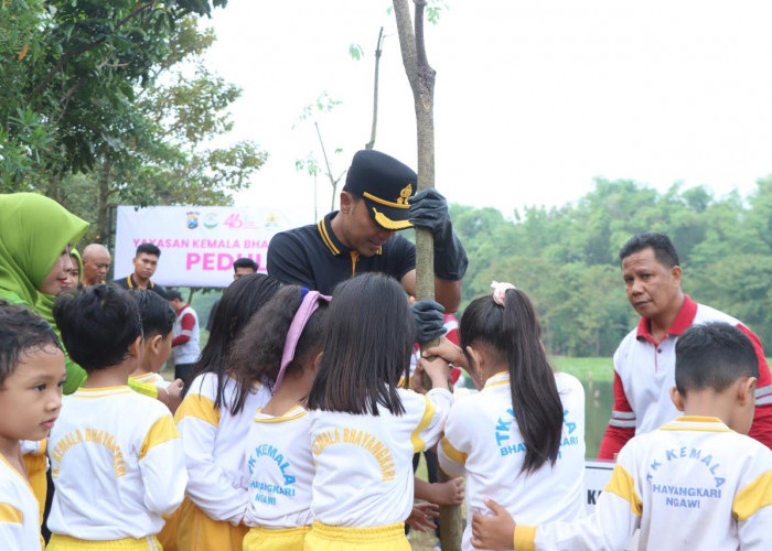 Peduli Lingkungan, Kapolres Ngawi Bersama Anak-anak TK Kemala Bhayangkari 54 Laksanakan Tanam Pohon 