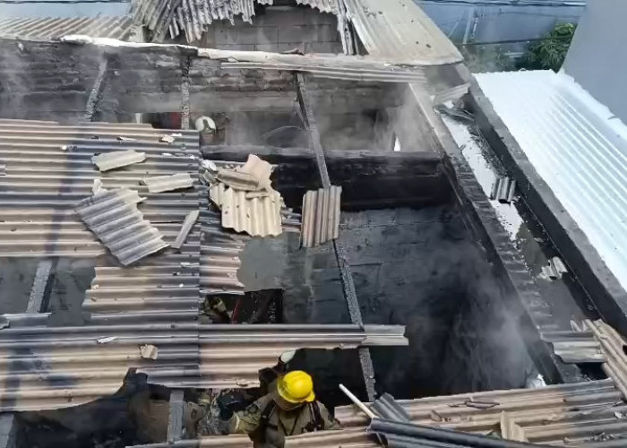 Kebakaran Rumah di Putat Gede Timur Surabaya, 1 Orang Dievakuasi Tim Medis