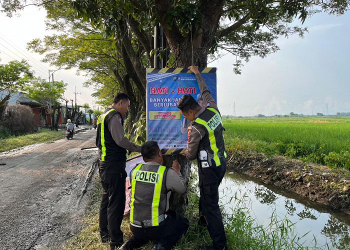 Satlantas Polres Pasuruan Pasang Banner Peringatan di Jalan Berlubang Beji
