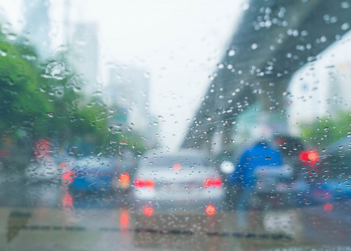 10 Tips Aman Berkendara Saat Musim Hujan
