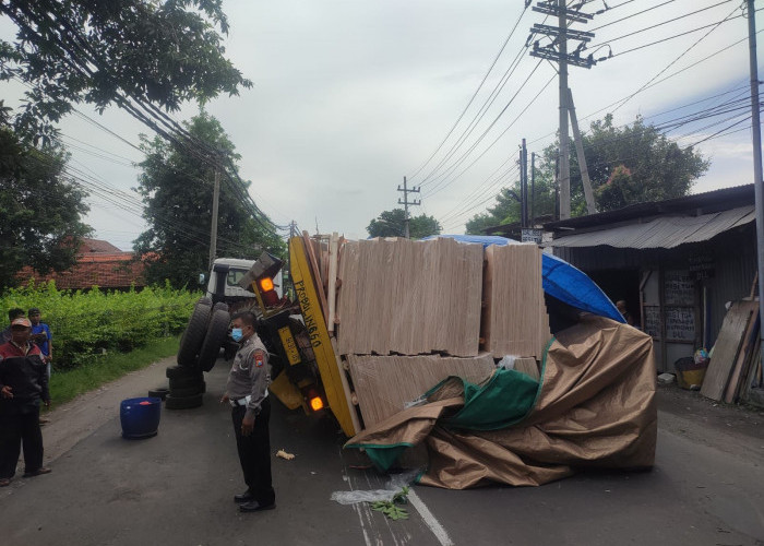 Kelebihan Muatan, Truk Terguling dan Menutup Badan Jalan Raya Krikilan Driyorejo